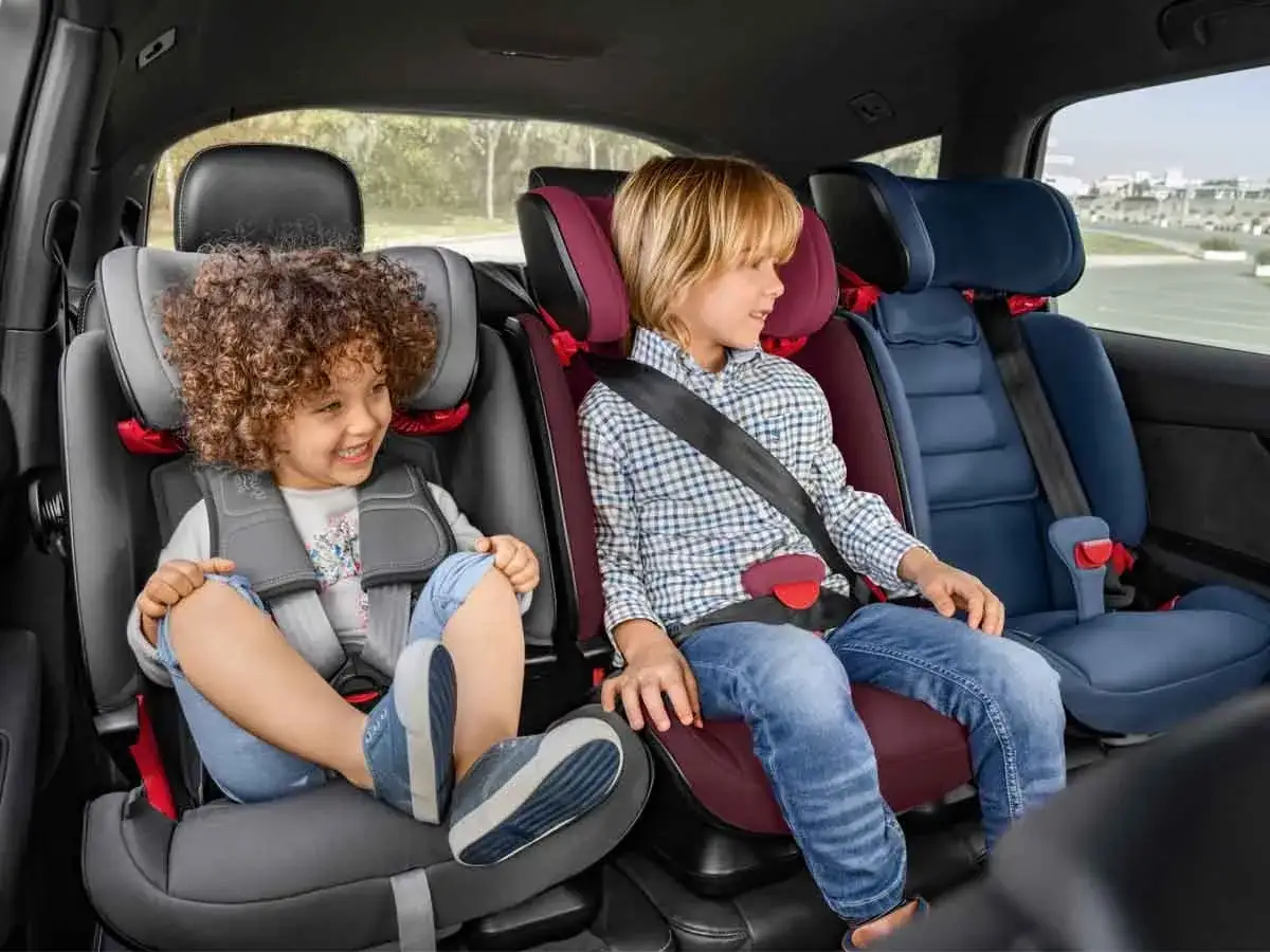 Por&oacute;wnanie fotelika samochodowego z oparciem i podstawki samochodowej