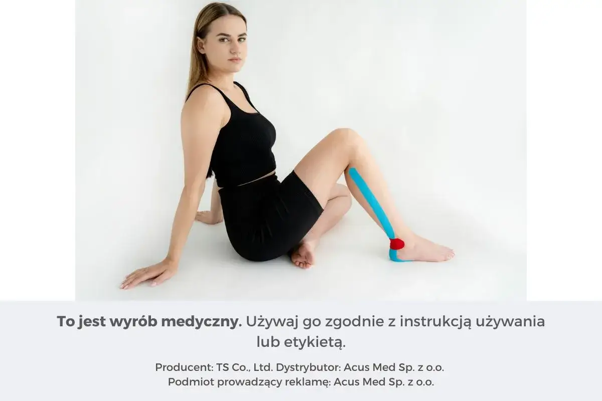 Kobieta z taśmą kinezjotaping na łydce i stopie. Pomoc w meralgia z parestezjami ćwiczenia.
