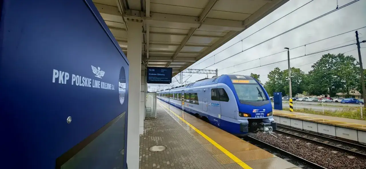 Nowoczesny pociąg PKP Intercity czeka na pasażerów na peronie. Może to być Twój pociąg z Radomia do Warszawy.