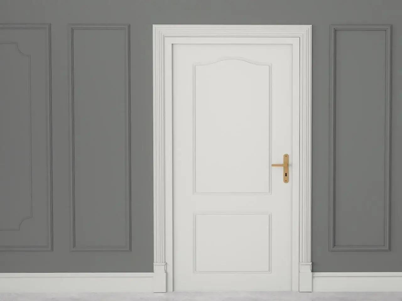 Białe drzwi z ozdobnym frezowaniem i złotą klamką, obok szarej ściany z pionowymi panelami. Elegancka maskownica do drzwi.