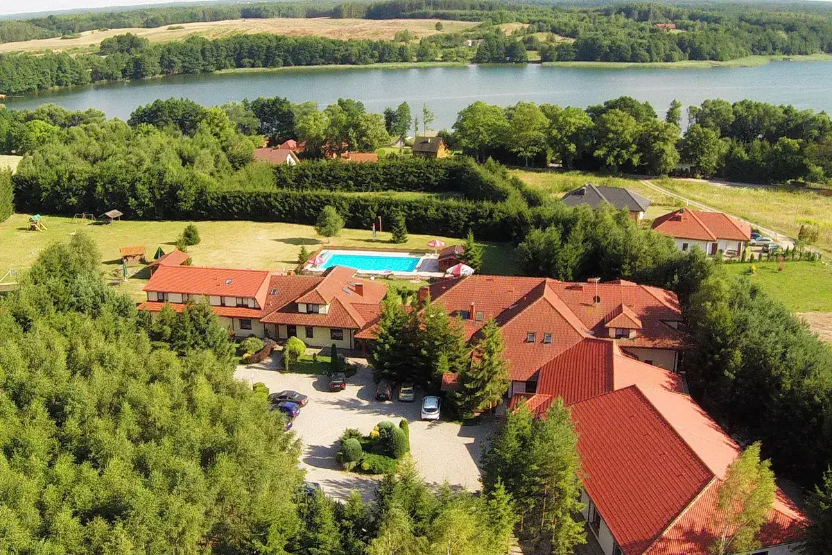 Różne typy domków nad jeziorem Zachodniopomorskie