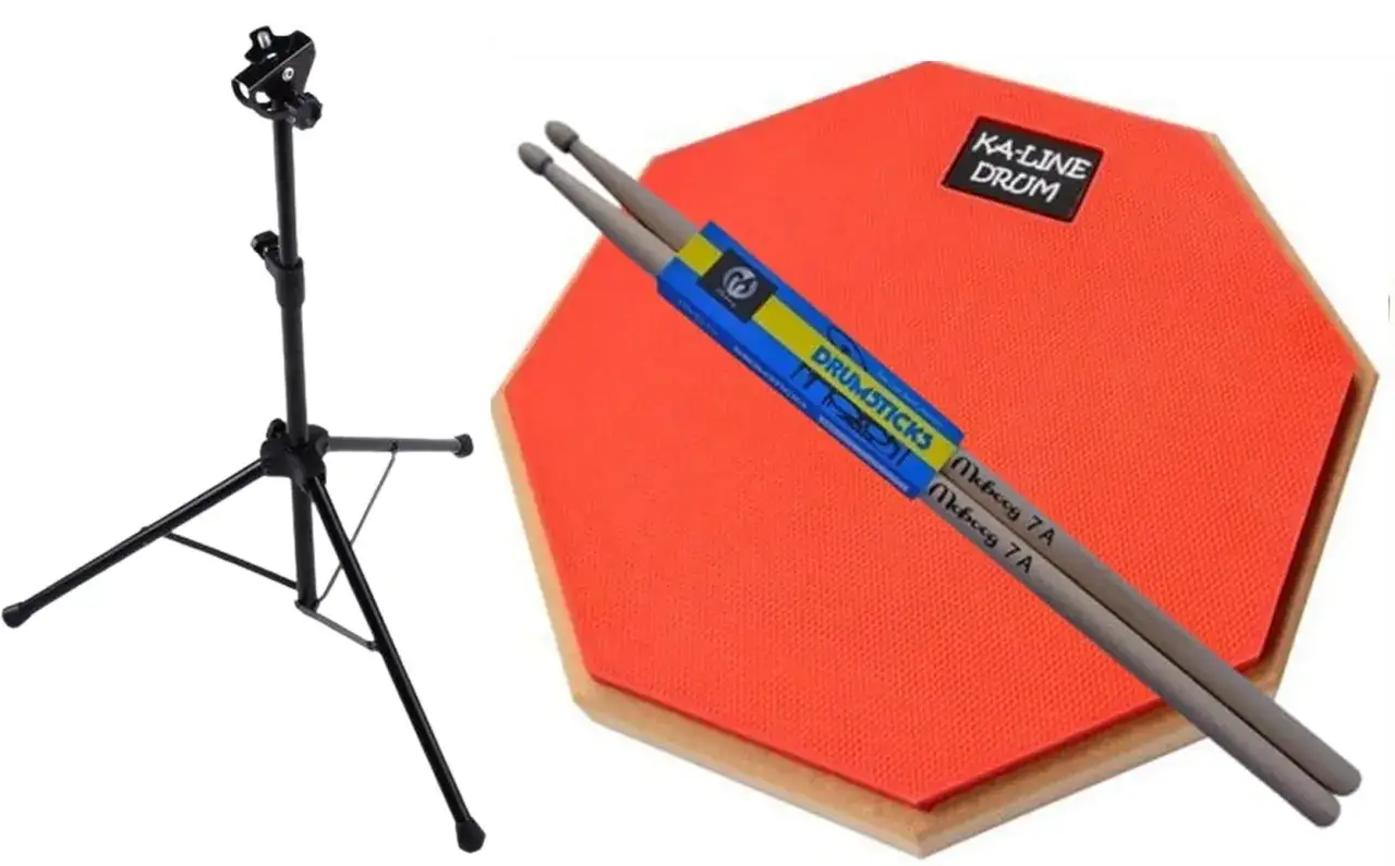 Stojak do pada perkusyjnego z pałeczkami i pomarańczową podkładką treningową.