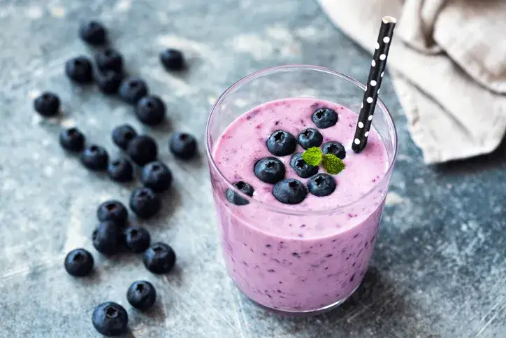 Koktajl jagodowy składniki i blender