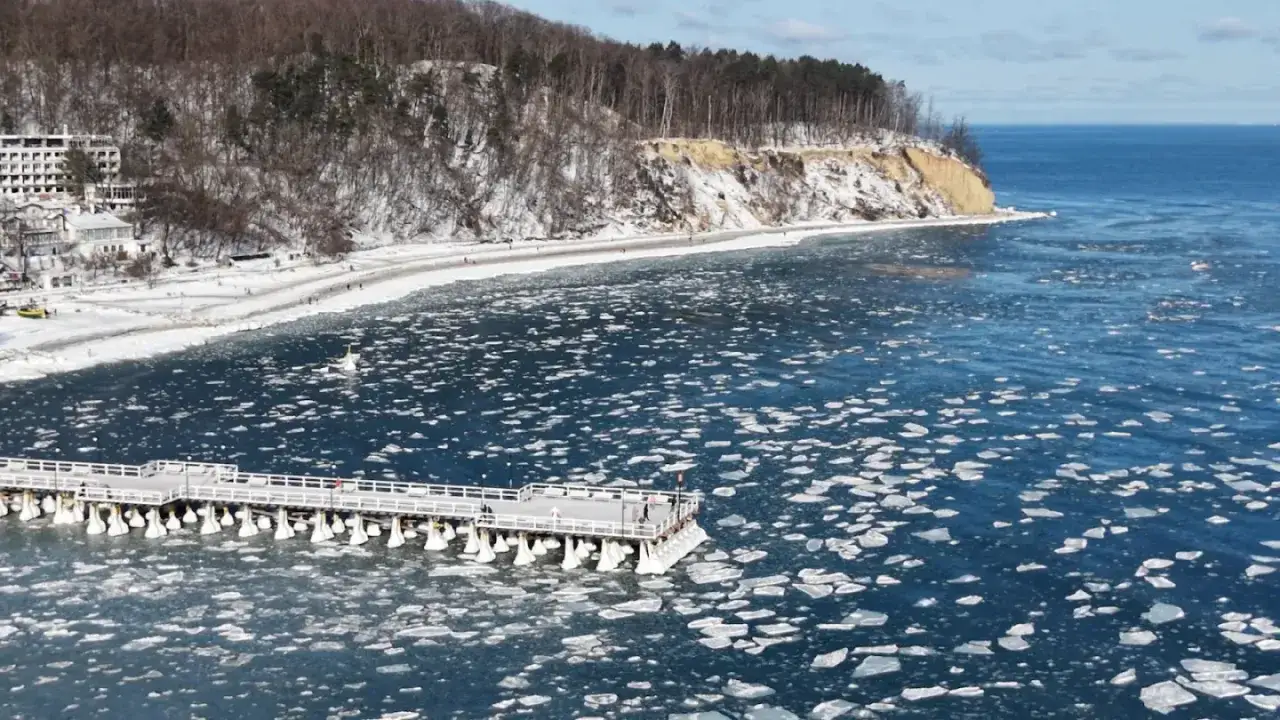 bezpieczny spacer po zamarzniętej plaży Bałtyk