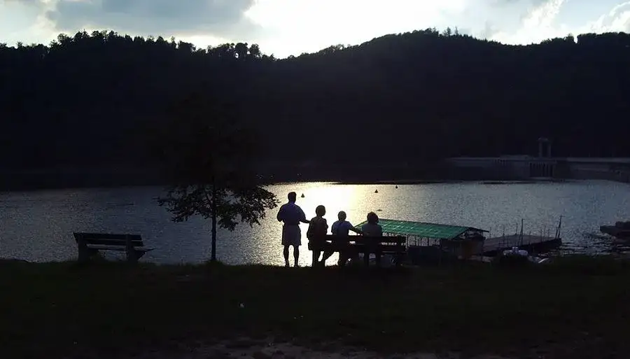 Zdjęcie Najlepsze kempingi nad jeziorem Rożnowskim – sprawdź, co wybrać