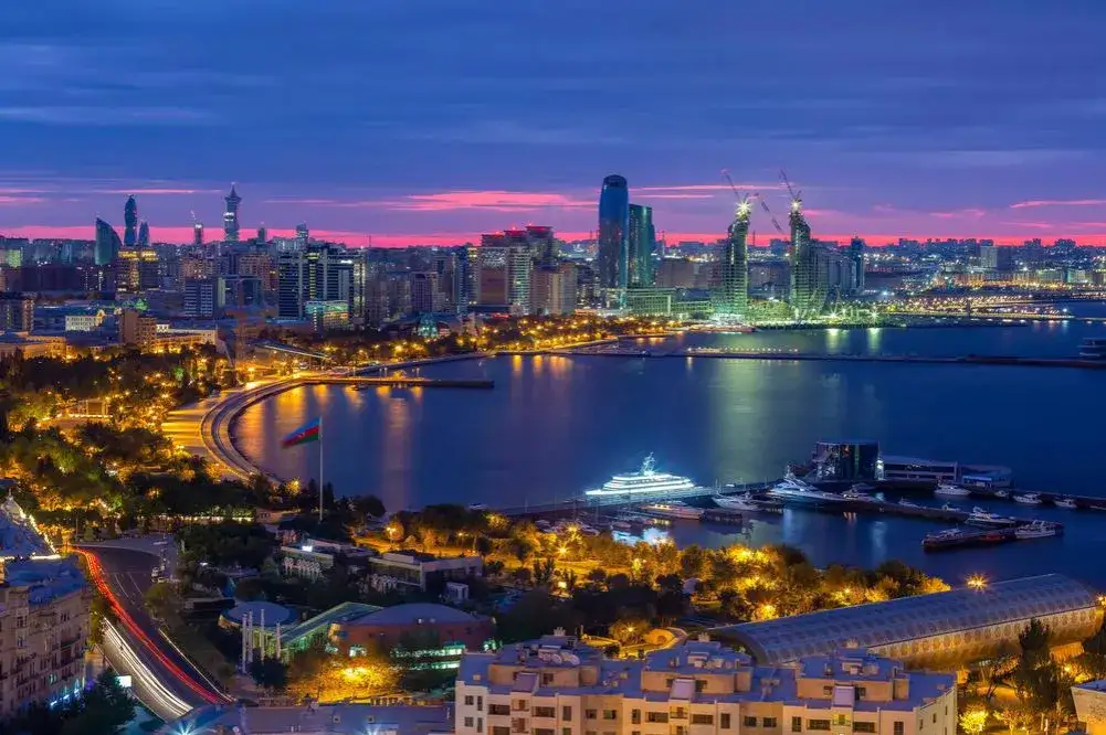 Nowoczesne Baku nad Morzem Kaspijskim