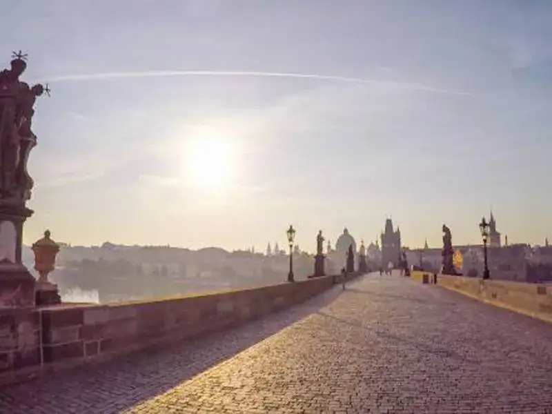 Most Karola wsch&oacute;d słońca bez ludzi