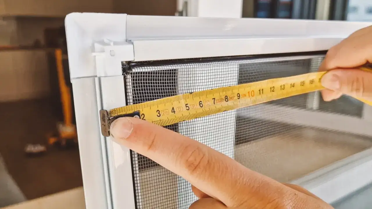 jak prawidłowo zmierzyć drzwi balkonowe pod moskitierę