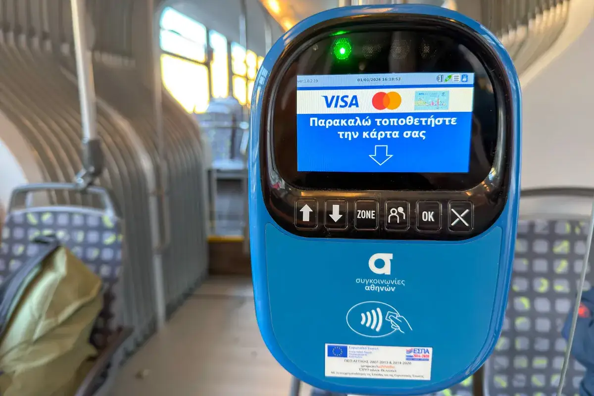 Biletomat w transporcie publicznym w Atenach, gotowy do zbliżeniowej płatności kartą Visa lub Mastercard.