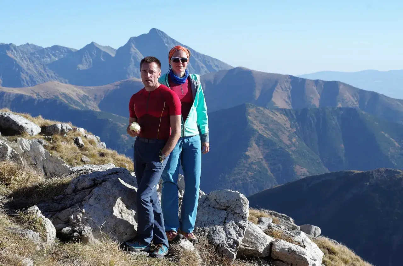 Para na tle majestatycznych, skalistych szczyt&oacute;w Czerwonych Wierch&oacute;w.