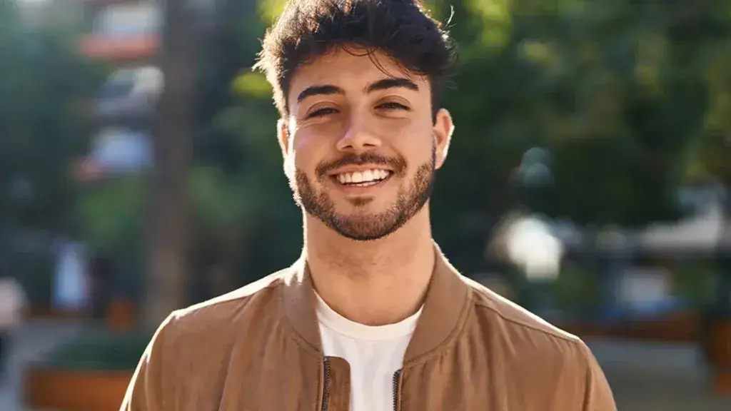 Młody mężczyzna z pierwszym zarostem na twarzy