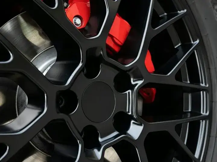 Kolory zacisk&oacute;w hamulcowych do czarnych felg przykłady