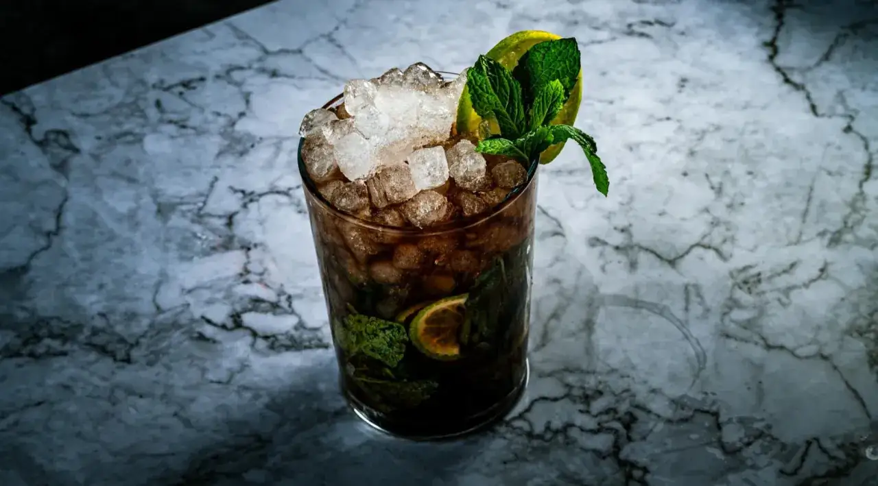 Orzeźwiający drink z Jägermeisterem, miętą i limonką na lodzie. Idealny na lato, gdy zastanawiasz się, jagermeister z czym pić.