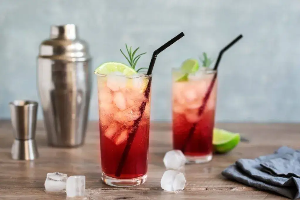 butelka grenadyny i szklanka z drinkiem warstwowym