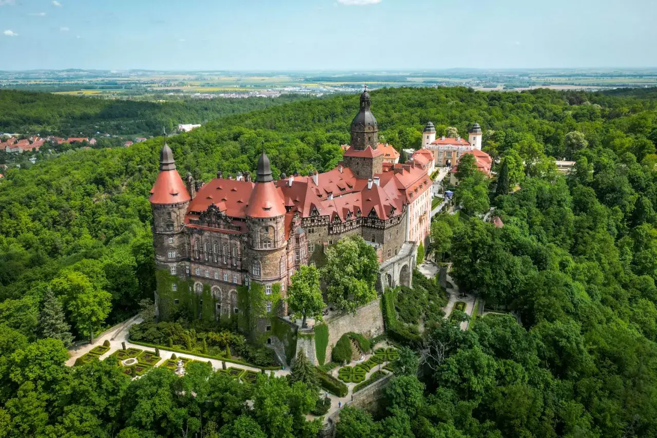 Zamek Książ, jedna z największych atrakcji Dolnego Śląska, otoczony bujną zielenią.