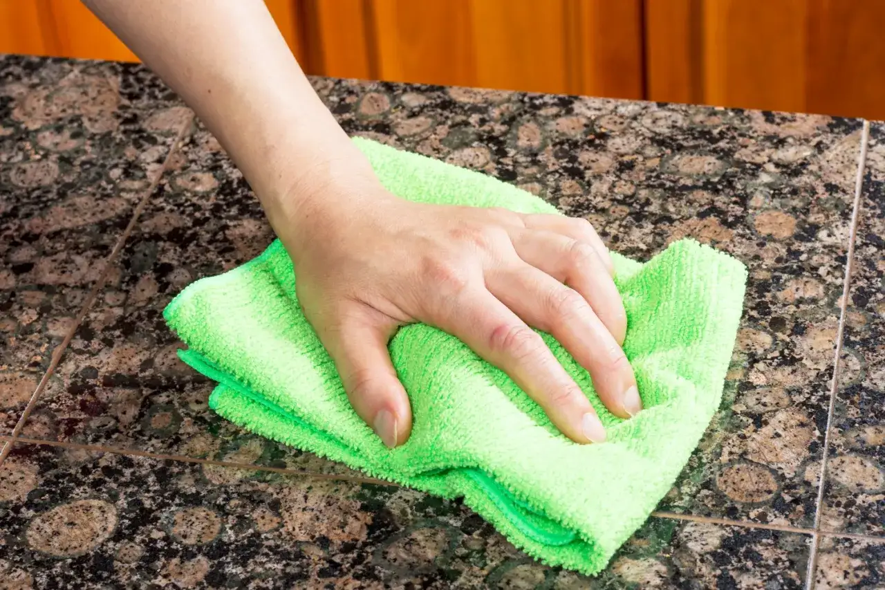 świeża plama z farby na meblu