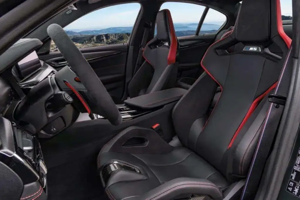BMW M5 CS wnętrze fotele karbonowe