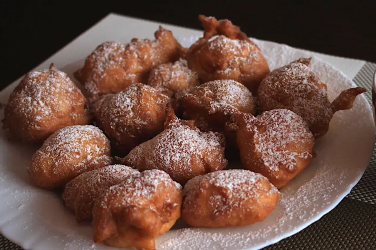Puszyste pączki z serków homo, oprószone cukrem pudrem, kuszą swoim wyglądem.