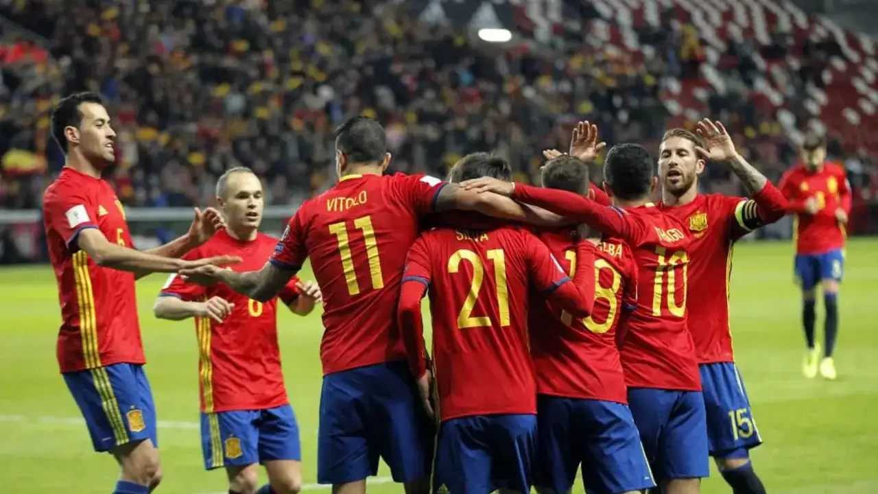 Jugadores de España celebran un gol. Así ha quedado España en el fútbol, unida y victoriosa.