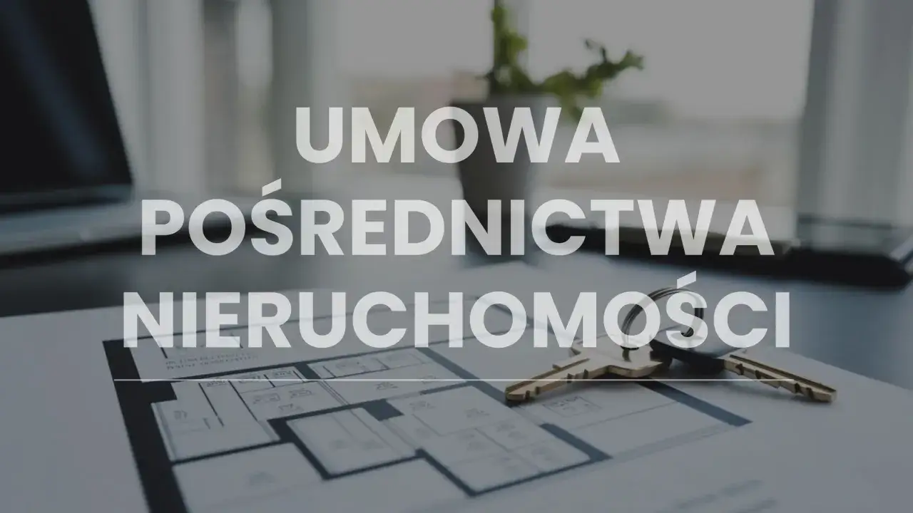 Klucze i rzut mieszkania na biurku. Tekst: Umowa Pośrednictwa Nieruchomości.