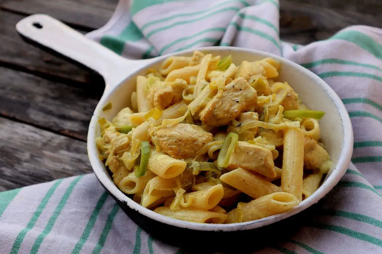 Penne z kurczakiem i porem w kremowym sosie. Pyszne danie, które zachwyci każdego miłośnika makaronu z porem.