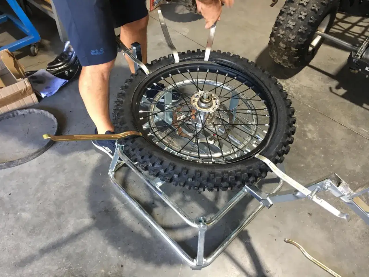 zakładanie opony łyżkami technika