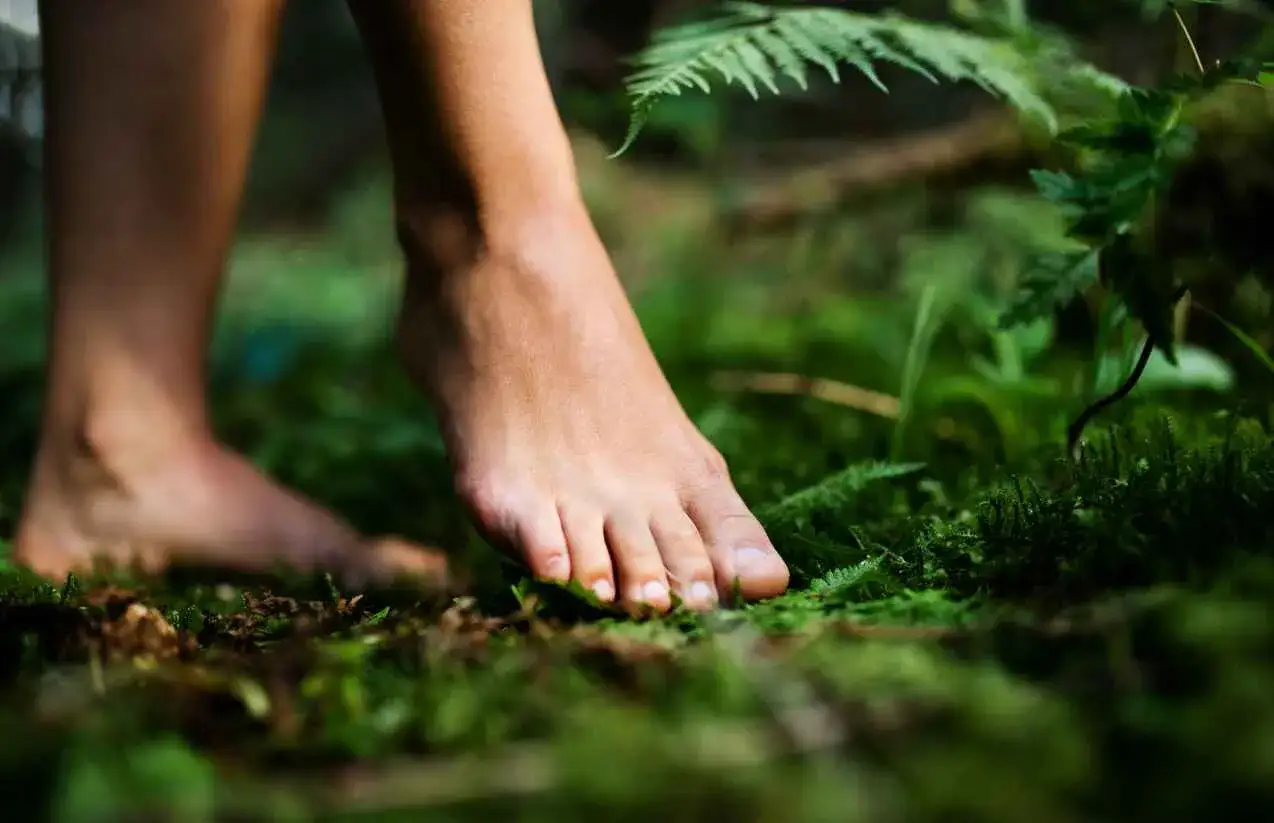 Stopy bez obuwia, czyli **barefoot co to znaczy** &ndash; poczucie wolności i bliskości z naturą.