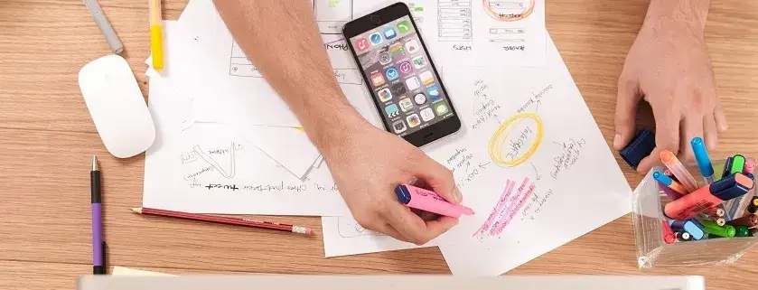 Osoba z frustracją nad książkami, otoczona rozpraszaczami