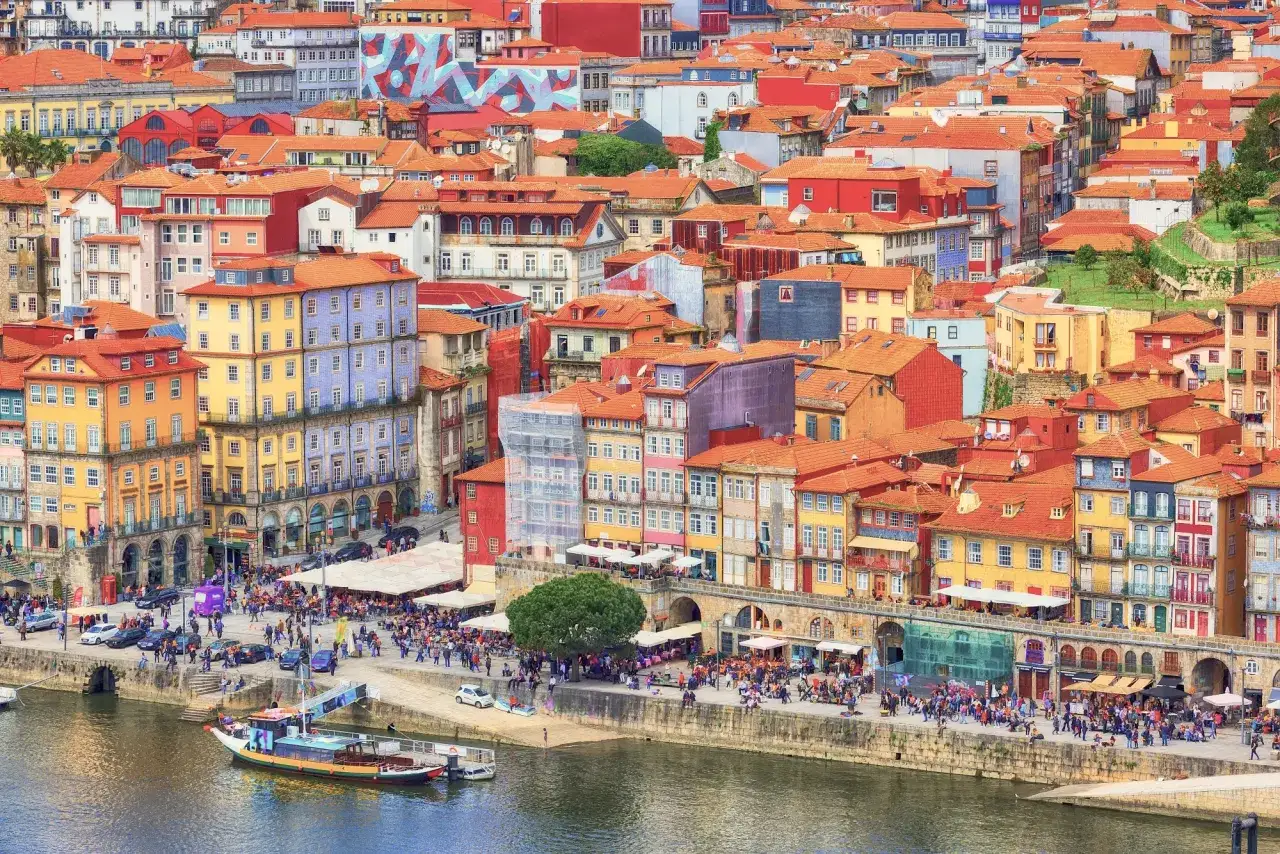 Porto panorama rzeka Douro kolorowe kamienice