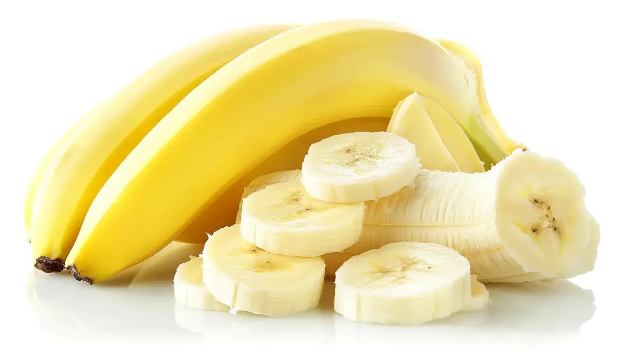 Kilka żółtych bananów, jeden obrany i pokrojony w plastry, idealny banan na biegunkę.