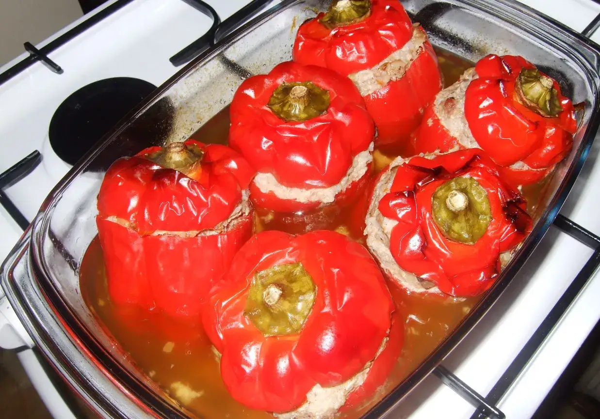 Faszerowana papryka z mięsem mielonym i pieczarkami