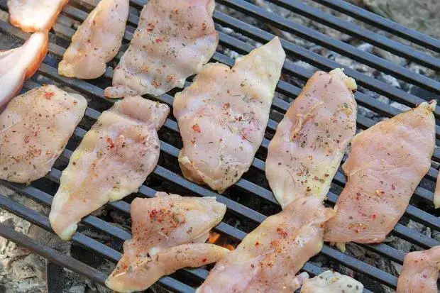 suche vs soczyste mięso z grilla, błędy grillowania kurczaka