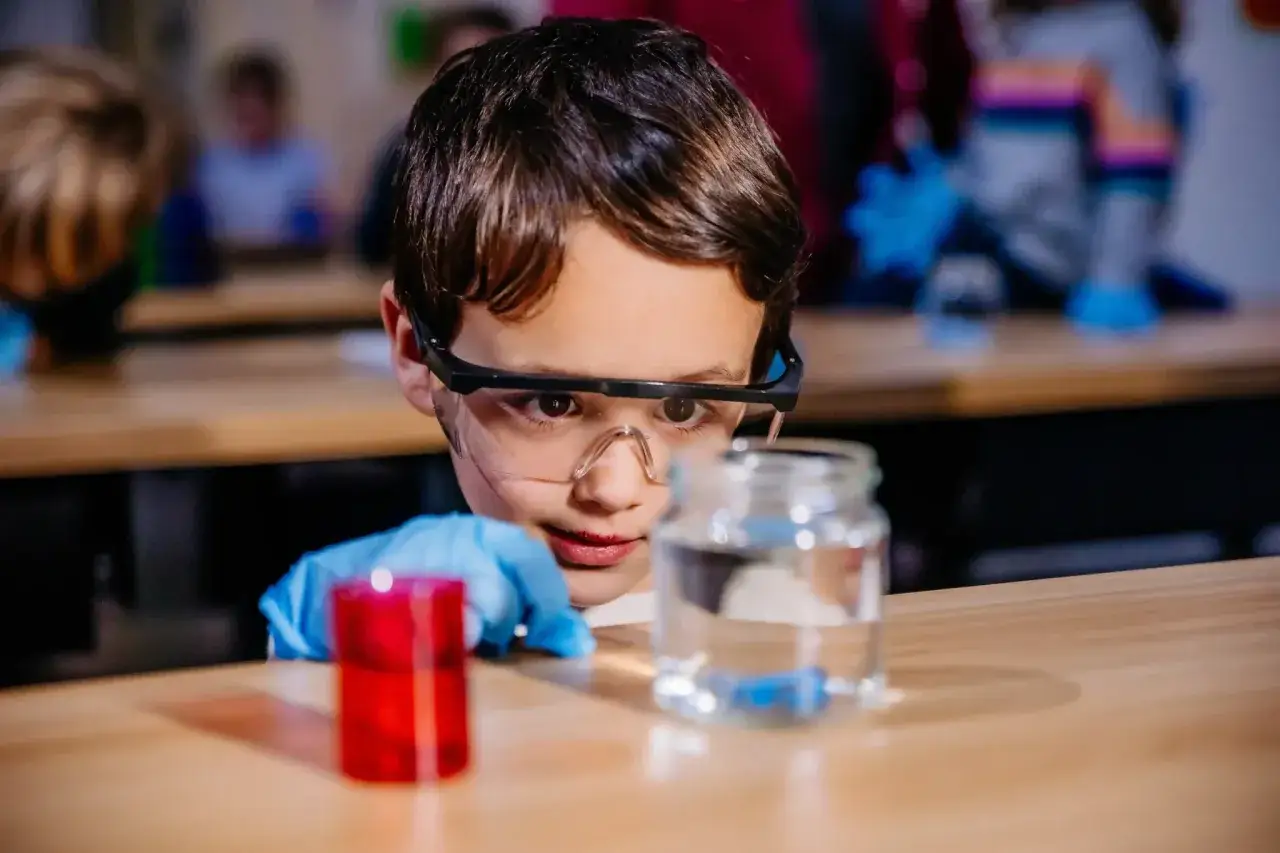 Dziecko z dorosłym bezpieczne eksperymenty naukowe w domu