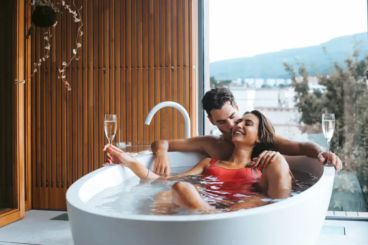 Nowoczesne wnętrze SPA dla dwojga, basen, jacuzzi, relaks