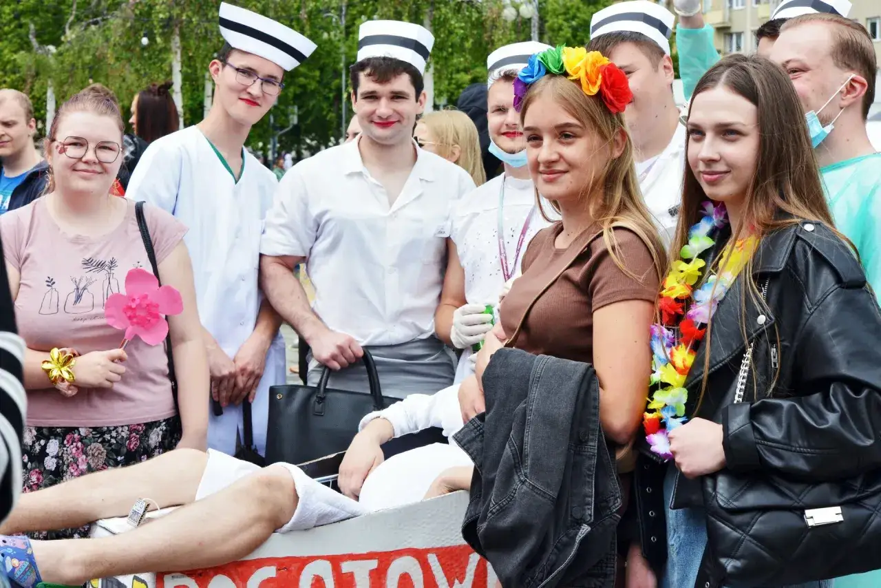 Studenci w czepkach pielęgniarskich i tęczowych wiankach świętują juwenalia. Co to za radosne wydarzenie?