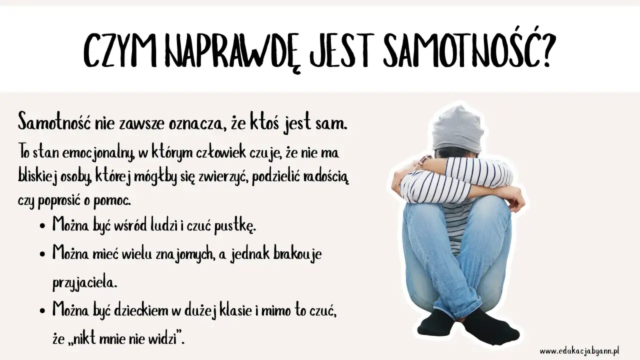 Chłopak siedzi skulony, czując się samotny i nie mając z kim porozmawiać o swoich problemach.