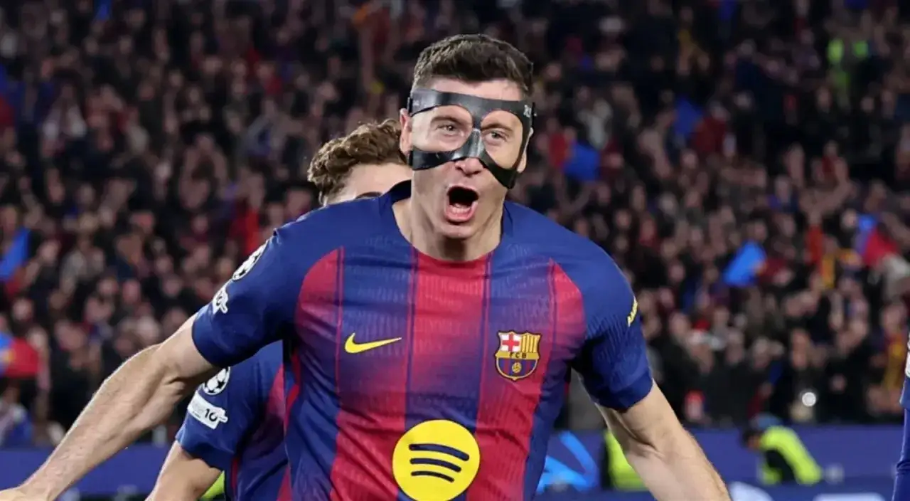 Piłkarz FC Barcelona w masce, który rozegrał najwięcej meczów w Lidze Mistrzów, świętuje bramkę.