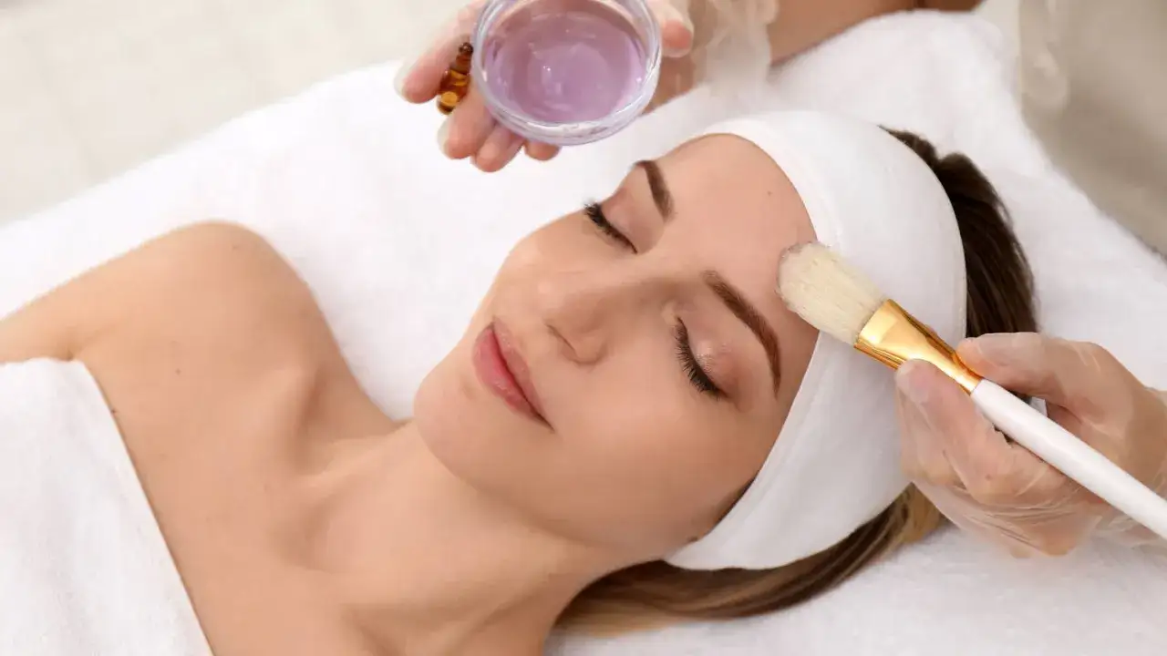 kobieta zmywajaca twarz po peelingu kwasowym, domowa pielęgnacja kwasami bezpieczeństwo