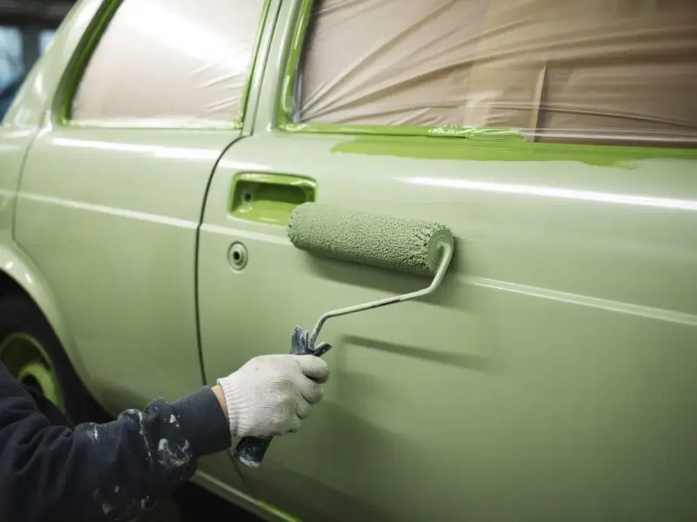 prawidłowa technika malowania samochodu wałkiem