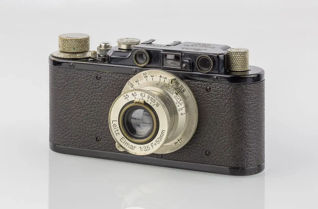 Stary aparat Leica, który zapoczątkował rewolucję w fotografii. Kto wynalazł pierwszy aparat fotograficzny? Oskar Barnack.