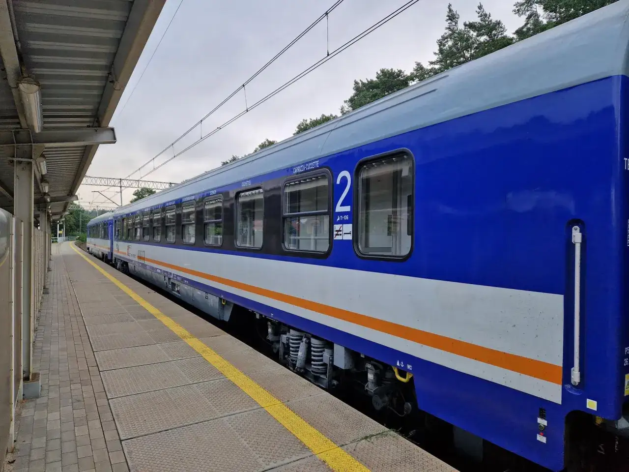 Pociąg na stacji w Łebie, wakacje