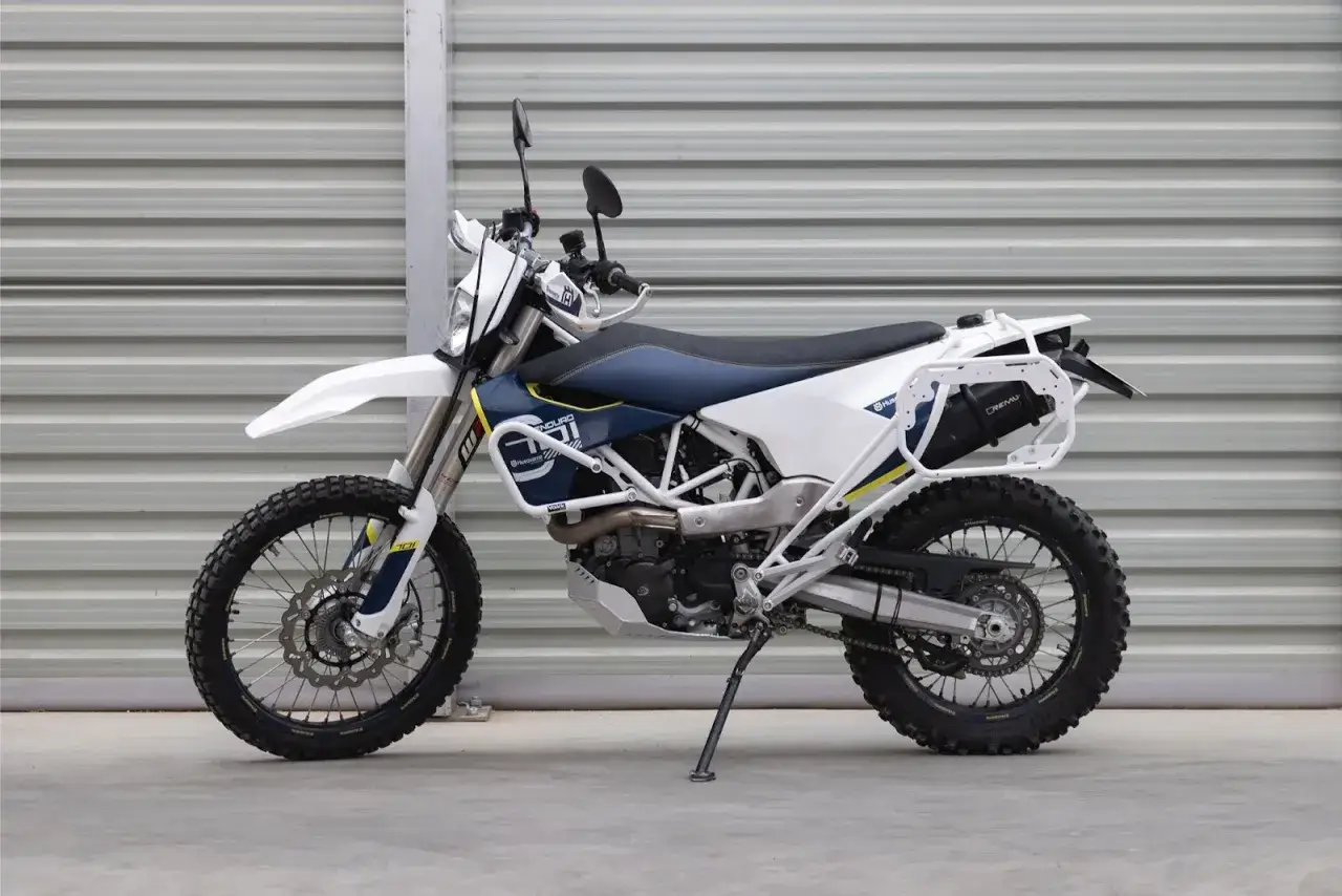 motocykl enduro turystyczne w terenie i na asfalcie