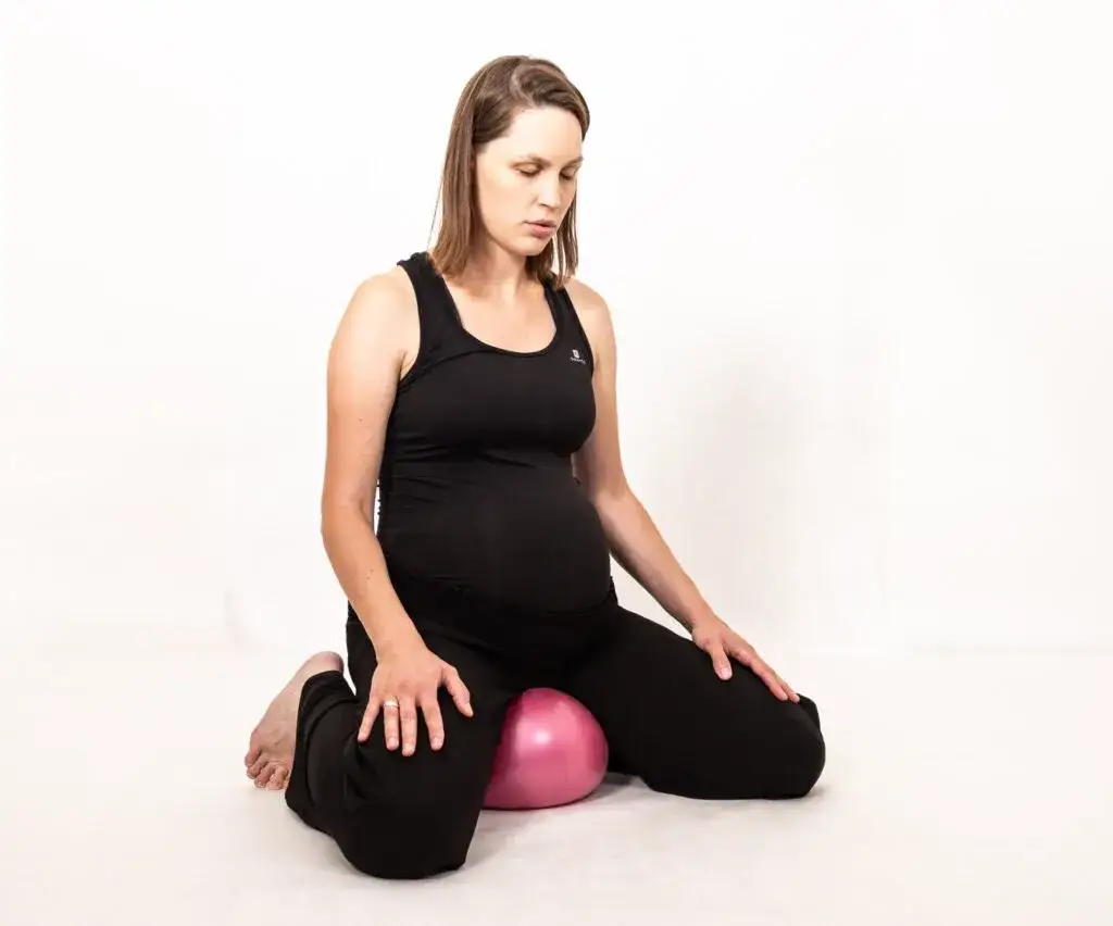 Kobieta w ciąży przygotowująca się do porodu