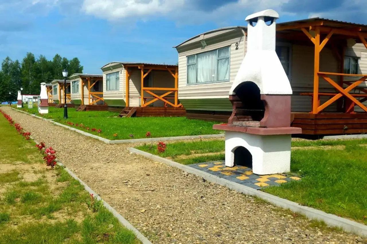 U schabińskiej krzemienna nad Sanem, rzędy domków kempingowych i grille zapraszają na wypoczynek.