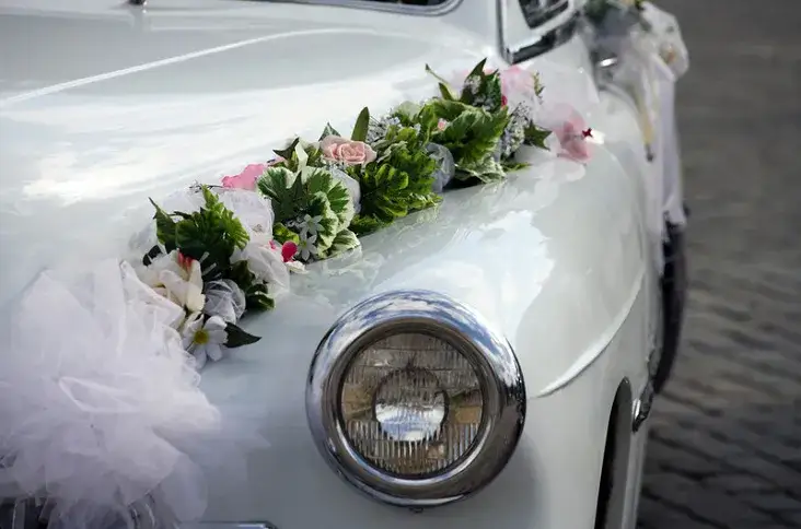 r&oacute;żne style dekoracji samochodu ślubnego