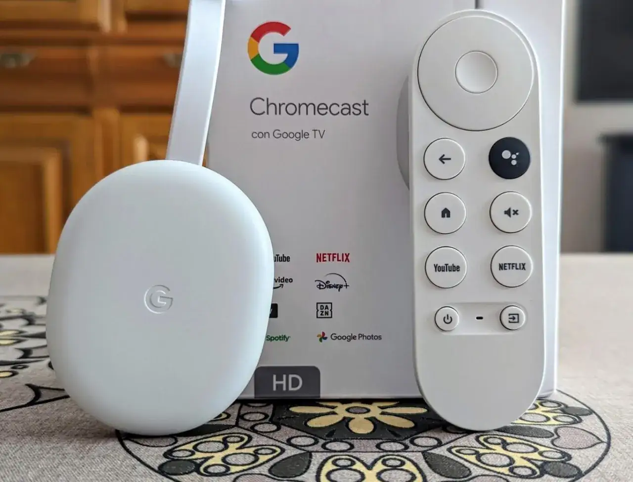 Chromecast z pilotem, gotowy do streamowania ulubionych treści, w tym Spotify na telewizorze.