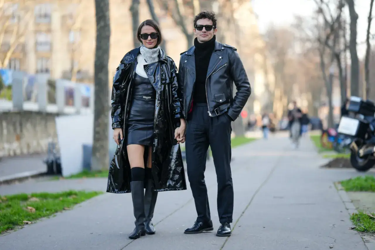 Para mężczyzny: jakie spodnie do kurtki skórzanej? Eleganckie, ciemne spodnie świetnie komponują się z ramoneską. Ona w skórzanej sukience i płaszczu.