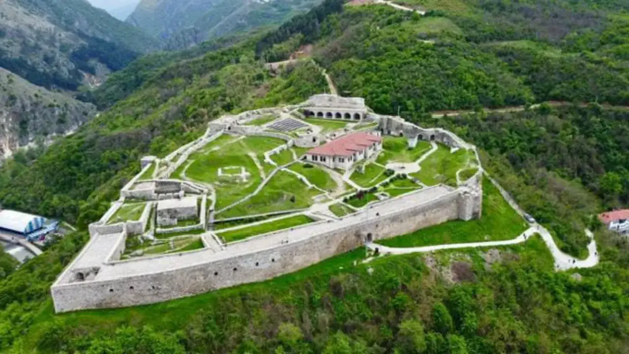 Twierdza w Prizrenie, idealne miejsce na kosowo wakacje. Zielone wzg&oacute;rza i historyczne mury zapraszają do odkrywania.