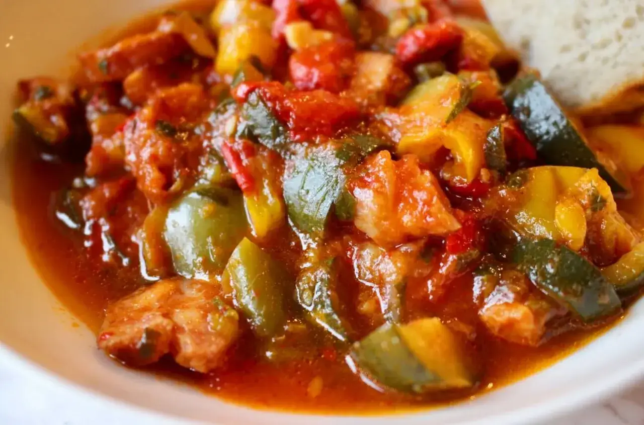 Aksamitne leczo z papryką i cukinią w sosie pomidorowym. Czy leczo jest zdrowe? Zależy od składników, ale to wygląda apetycznie!