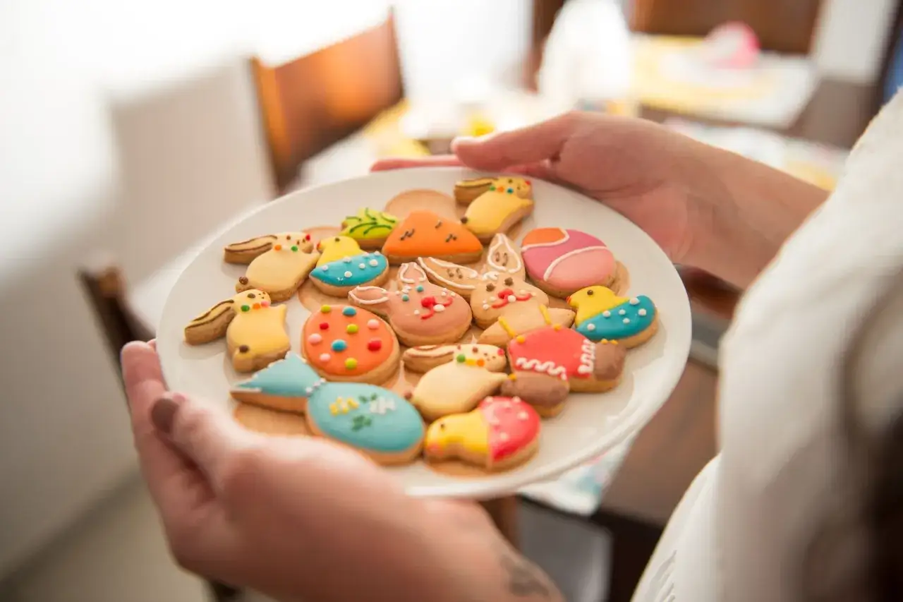 zastosowanie elastycznego lukru kr&oacute;lewskiego na ciastkach
